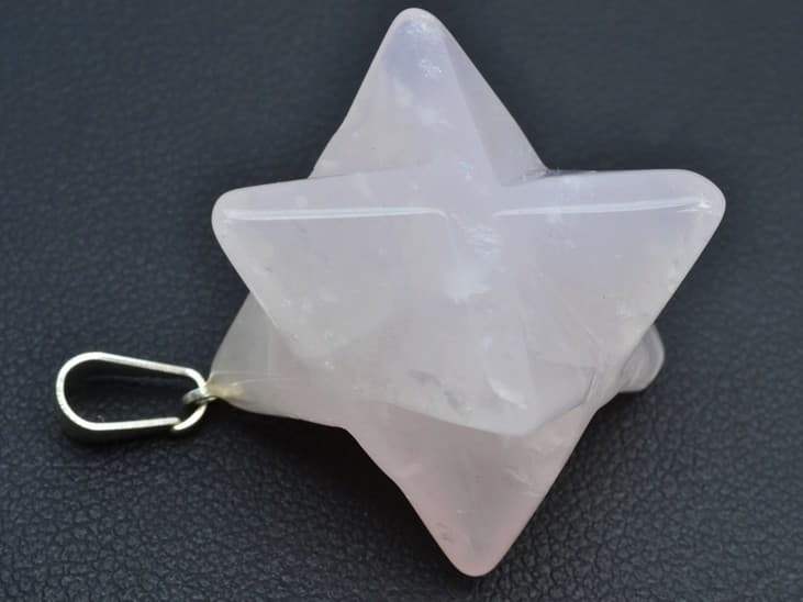Minerální přívěsek Merkaba Mae, Růženín