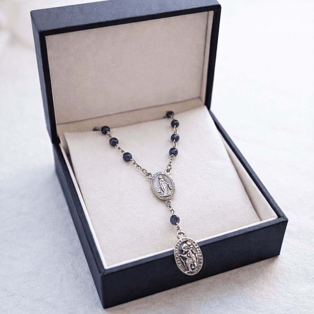 Ocelový náramek s tanzanitem a medailonky Kryštof