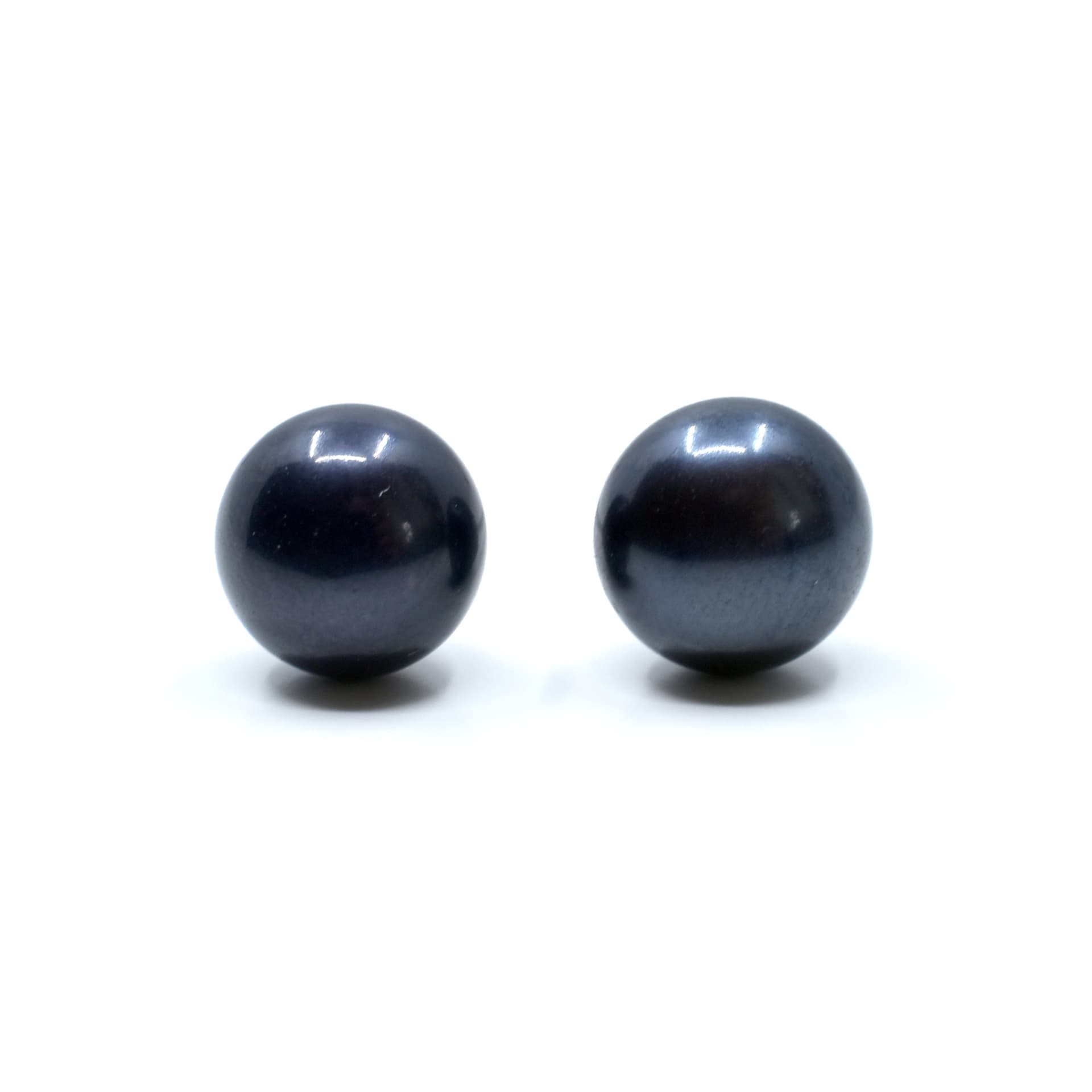 Stříbrné náušnice s říční perlou Mirella 6 mm, Černá