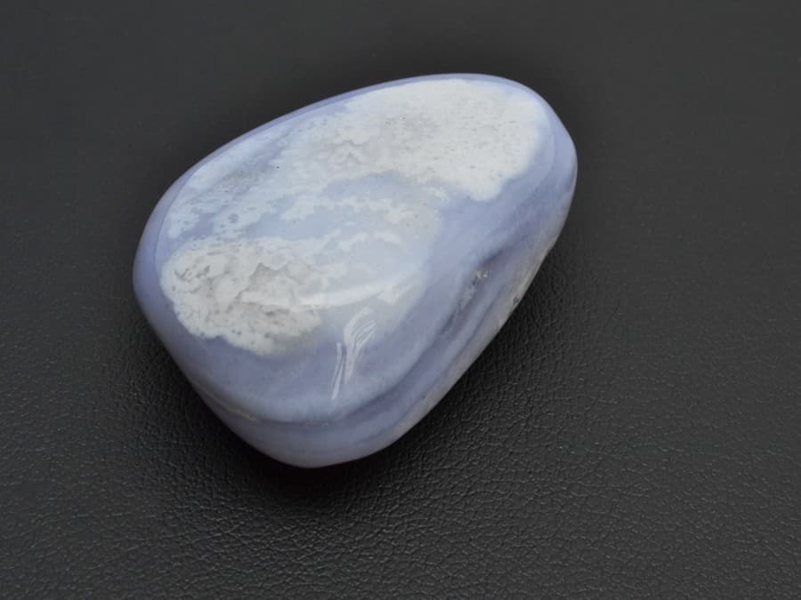Tromlovaný chalcedon Komunikace