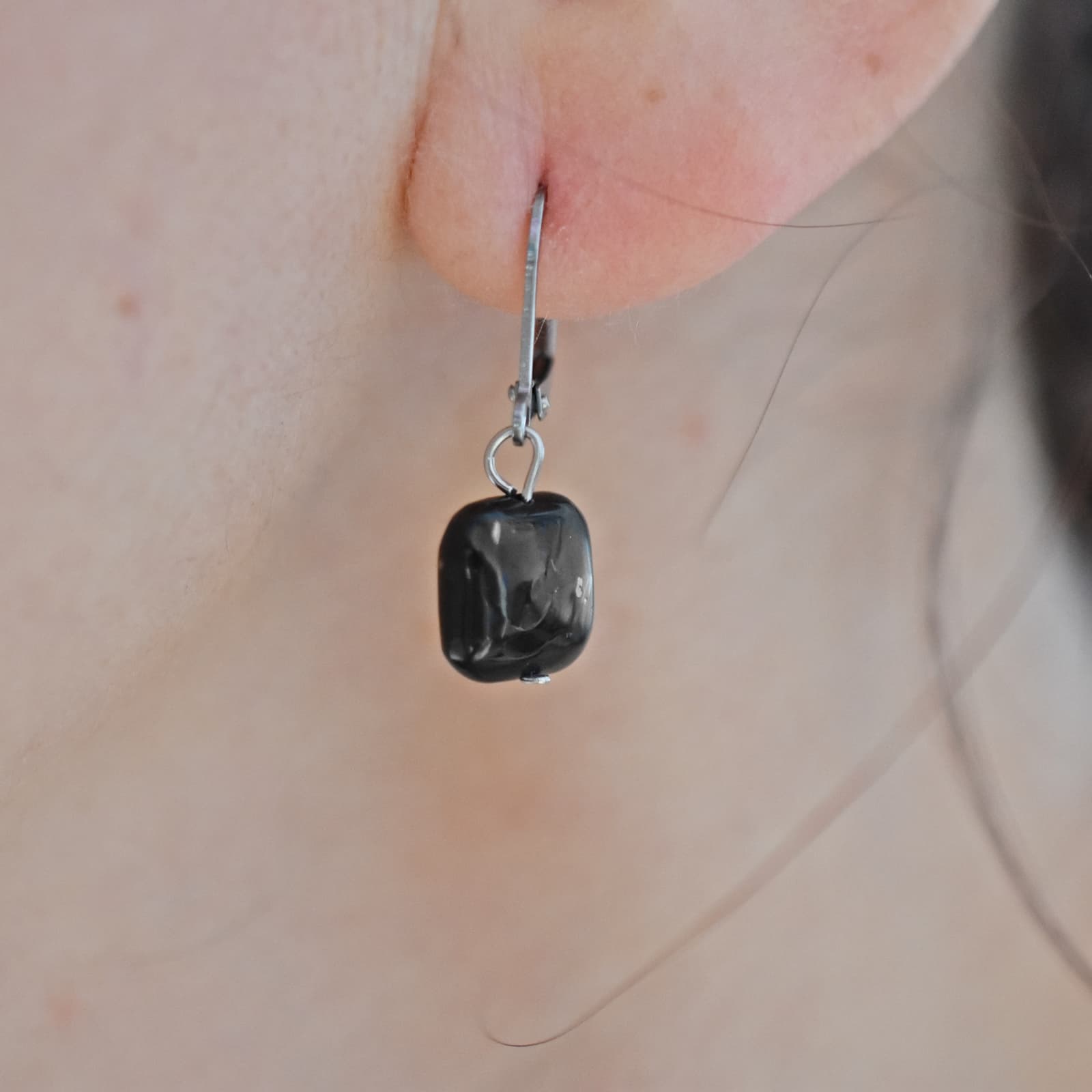 Ocelové náušnice se šungitem Morina — Aranys.cz