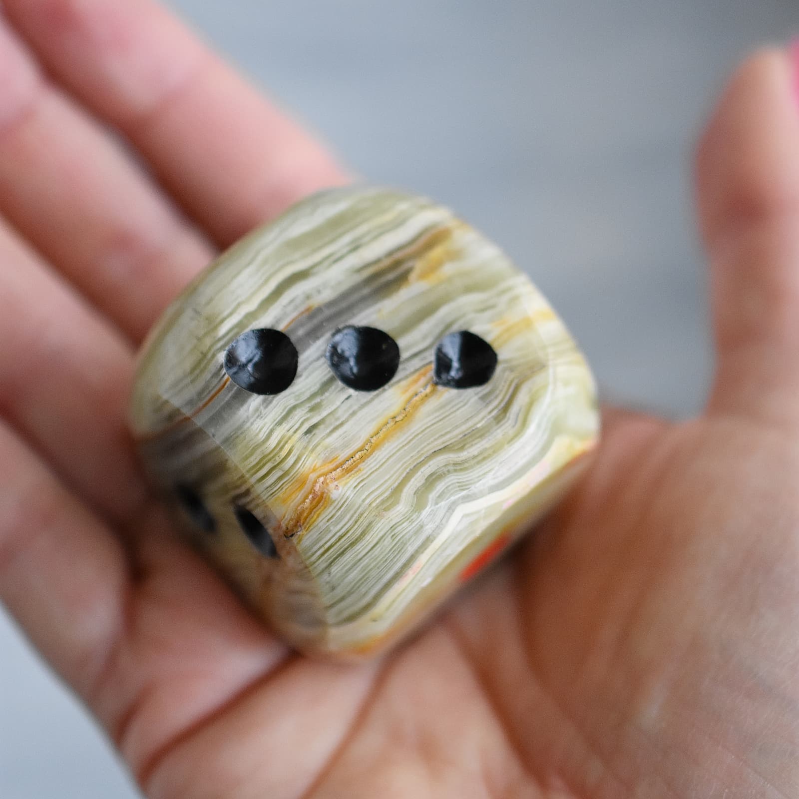 Minerální kostka z onyxu Síla — Aranys.cz