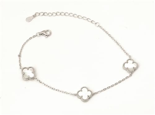 Dámský stříbrný náramek se čtyřlístky a bílou perletí 16-20 cm 81839F